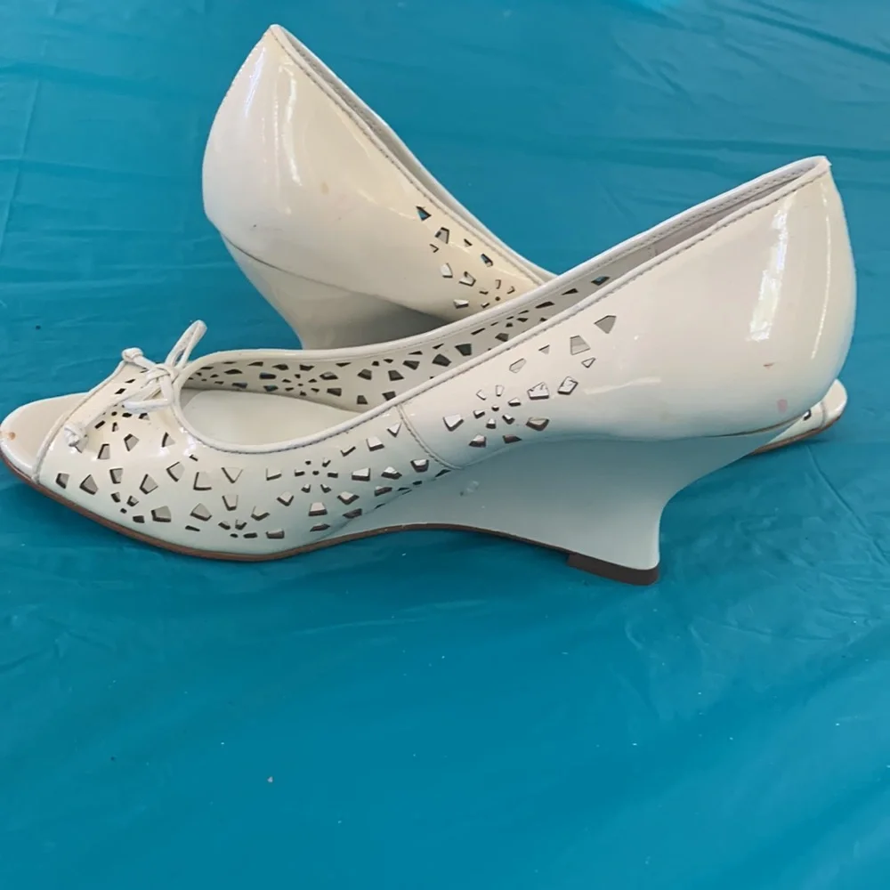Anne Klein summer shoes. Feminine wedge style  in cream/off white. Size 7..5.